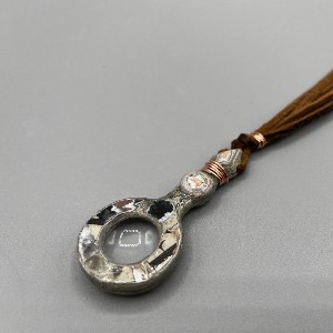 Jewelry-style magnifying glass